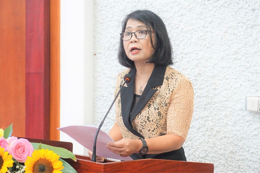 Bà Nguyễn Thị Bích Loan, Phó hiệu trưởng Trường ĐH Thương mại, trình bày tại hội thảo